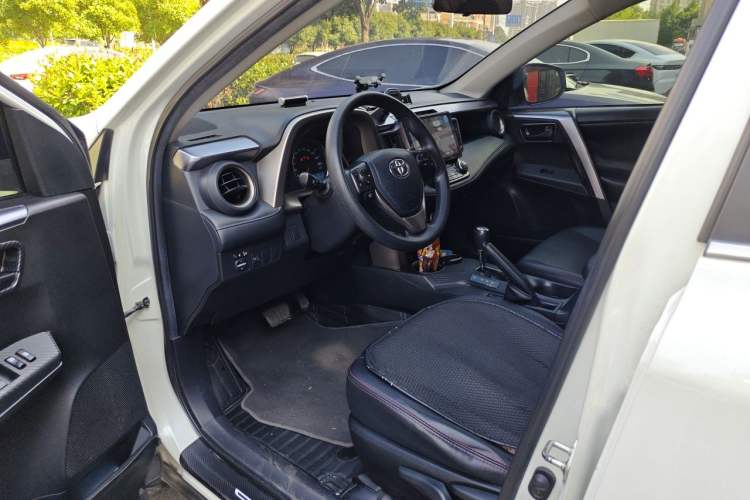Used Toyota RAV4 2015 2.0L CVT Two-Wheel Drive Fashion Edition Driver Seat