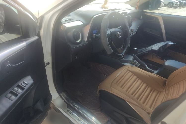 Used Toyota RAV4 2015 2.0L CVT Two-Wheel Drive Fashion Edition Driver Seat