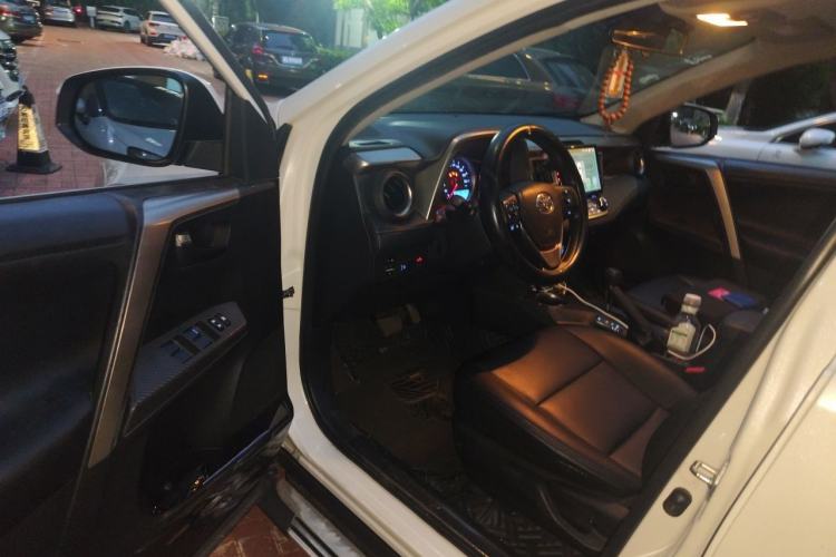 Used Toyota RAV4 2015 2.0L CVT Two-Wheel Drive Fashion Edition Driver Seat
