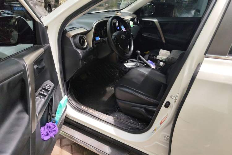 Used Toyota RAV4 2015 2.0L CVT Two-Wheel Drive Fashion Edition Driver Seat