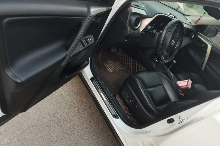 Used Toyota RAV4 2015 2.5L Automatic 4x4 Elite Edition Driver Seat
