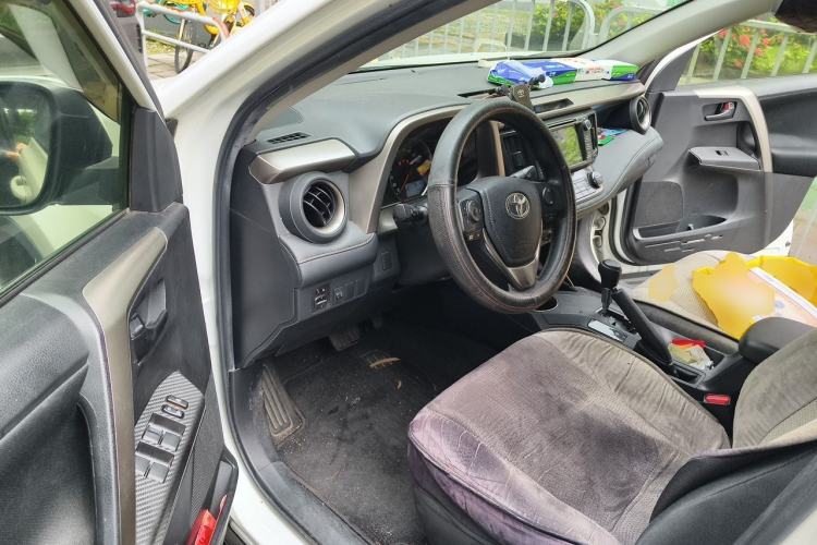 Used Toyota RAV4 2015 2.0L CVT Two-Wheel Drive Fashion Edition Driver Seat