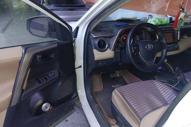Used Toyota RAV4 2015 2.0L CVT Two-Wheel Drive Fashion Edition Driver Seat