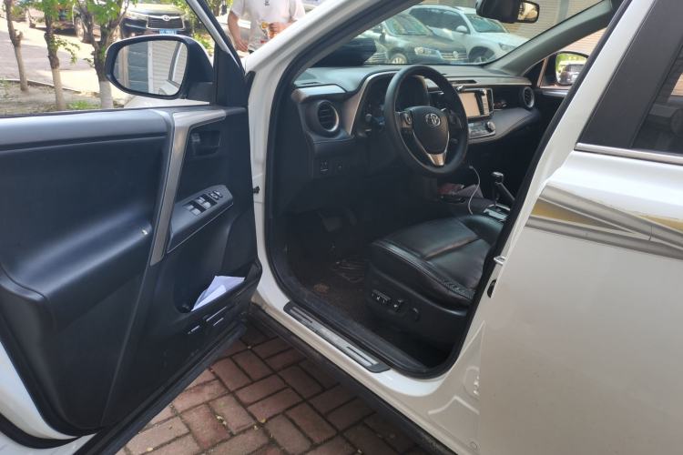 Used Toyota RAV4 2015 2.5L Automatic 4x4 Elite Edition Driver Seat
