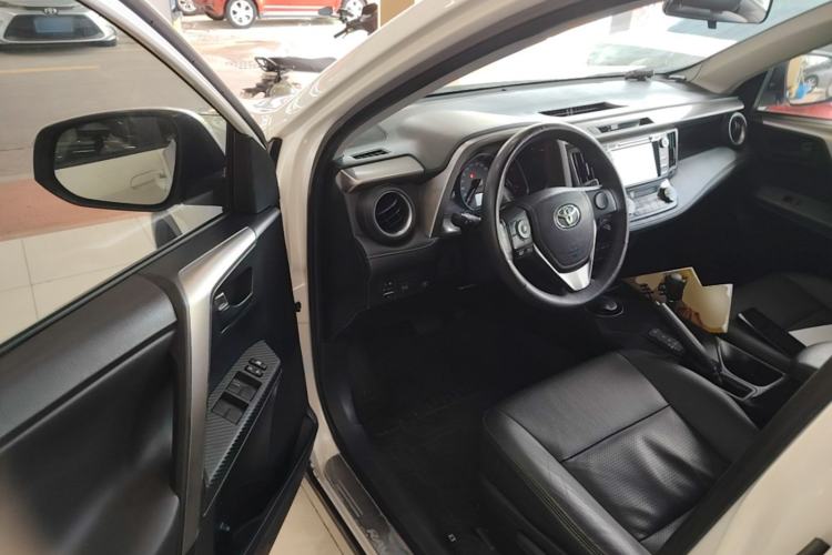Used Toyota RAV4 2015 2.0L CVT Two-Wheel Drive Fashion Edition Driver Seat