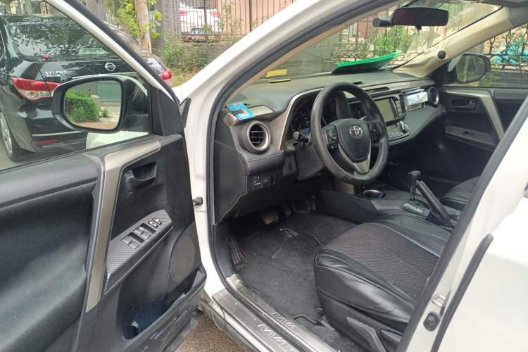 Used Toyota RAV4 2015 2.0L CVT Two-Wheel Drive Fashion Edition Driver Seat