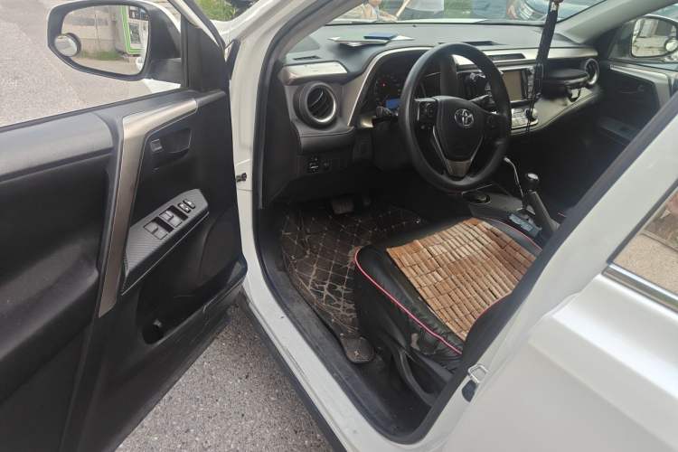 Used Toyota RAV4 2015 2.0L CVT Two-Wheel Drive Fashion Edition Driver Seat
