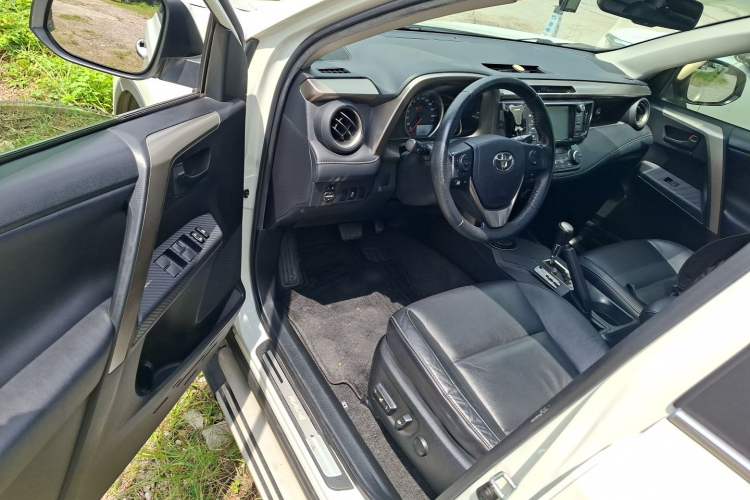 Used Toyota RAV4 2015 2.5L Automatic 4x4 Elite Edition Driver Seat