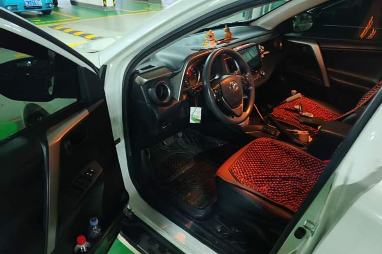 Used Toyota RAV4 2015 2.0L CVT Two-Wheel Drive Fashion Edition Driver Seat
