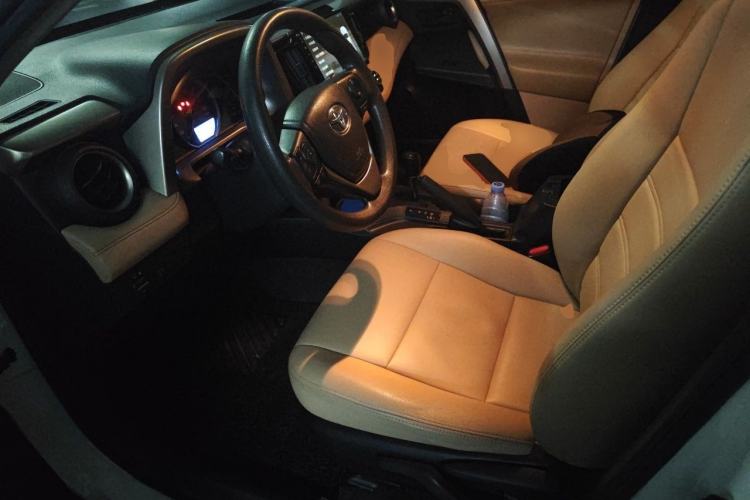 Used Toyota RAV4 2015 2.0L CVT Two-Wheel Drive Fashion Edition Driver Seat