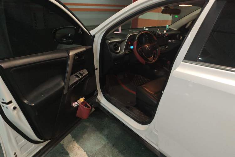 Used Toyota RAV4 2015 2.0L CVT Two-Wheel Drive Fashion Edition Driver Seat