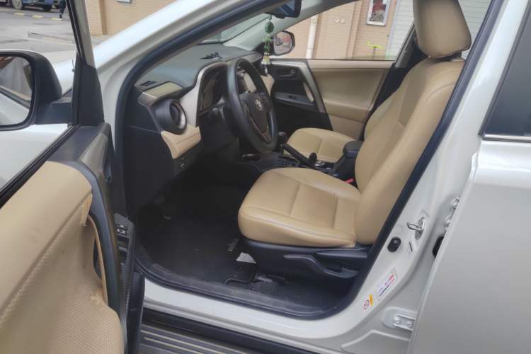 Used Toyota RAV4 2015 2.0L CVT Two-Wheel Drive Urban Edition Driver Seat
