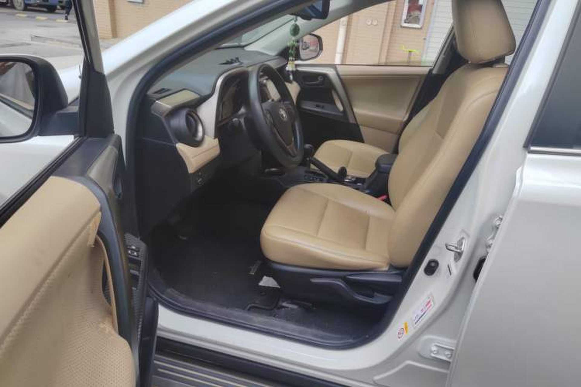 Used Toyota RAV4 2015 2.0L CVT Two-Wheel Drive Urban Edition Driver Seat