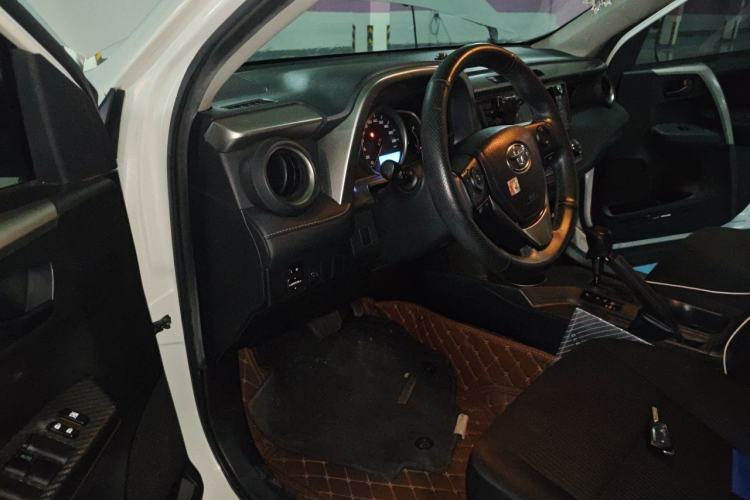 Used Toyota RAV4 2015 2.0L CVT Two-Wheel Drive Fashion Edition Driver Seat