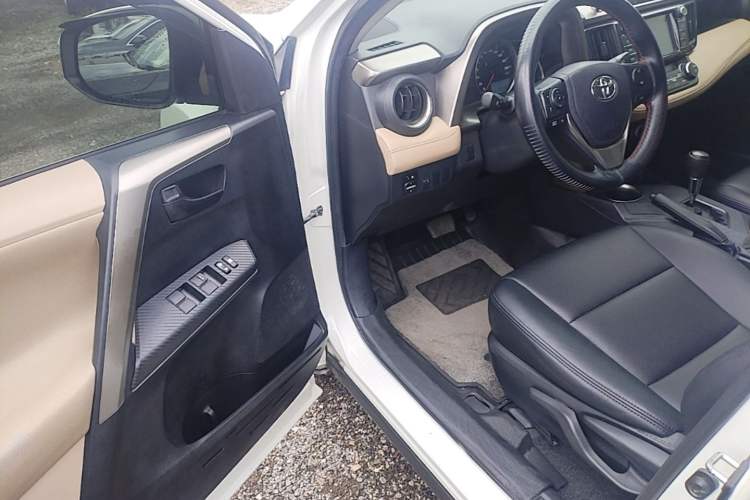 Used Toyota RAV4 2015 2.0L CVT 4x4 Trend Edition Driver Seat