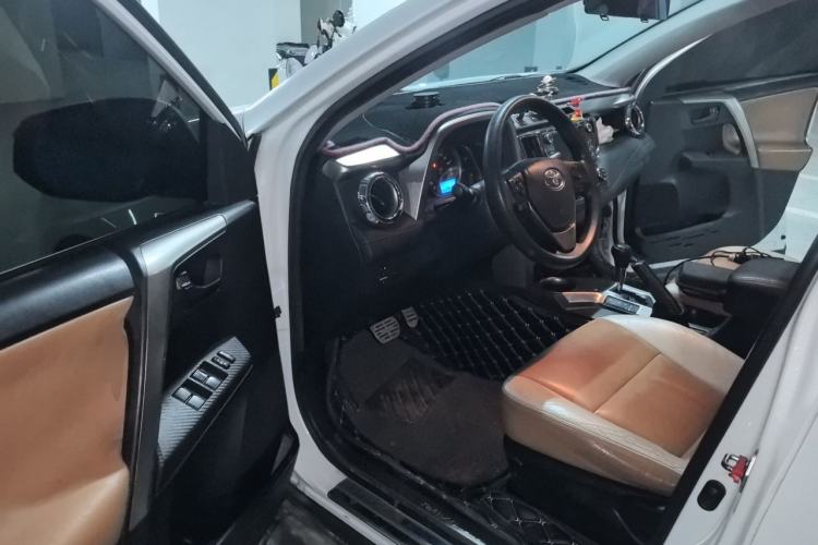 Used Toyota RAV4 2015 2.0L CVT Two-Wheel Drive Fashion Edition Driver Seat