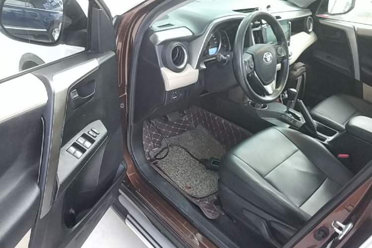 Used Toyota RAV4 2015 2.0L CVT Two-Wheel Drive Fashion Edition Driver Seat