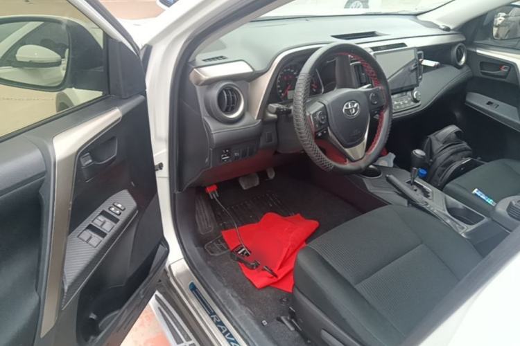Used Toyota RAV4 2015 2.0L CVT Two-Wheel Drive Fashion Edition Driver Seat