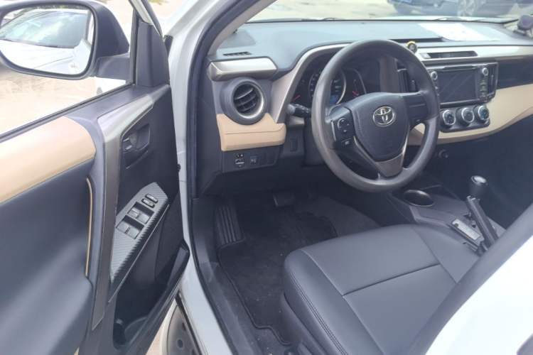 Used Toyota RAV4 2015 2.0L CVT Two-Wheel Drive Urban Edition Driver Seat