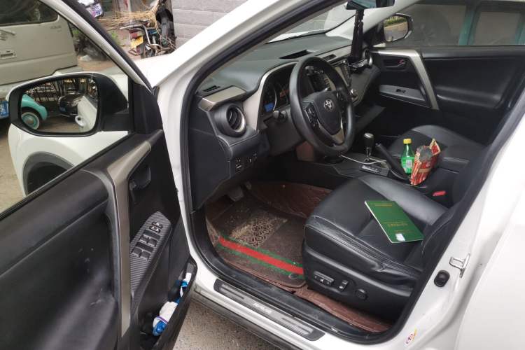 Used Toyota RAV4 2015 2.5L Automatic 4x4 Elite Edition Driver Seat