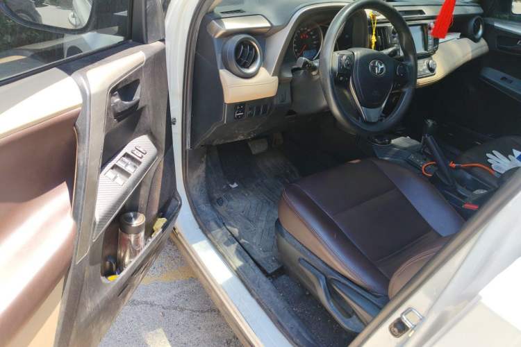 Used Toyota RAV4 2015 2.0L CVT Two-Wheel Drive Fashion Edition Driver Seat