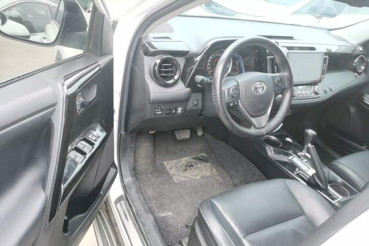 Used Toyota RAV4 2015 2.5L Automatic 4x4 Luxury Edition Driver Seat