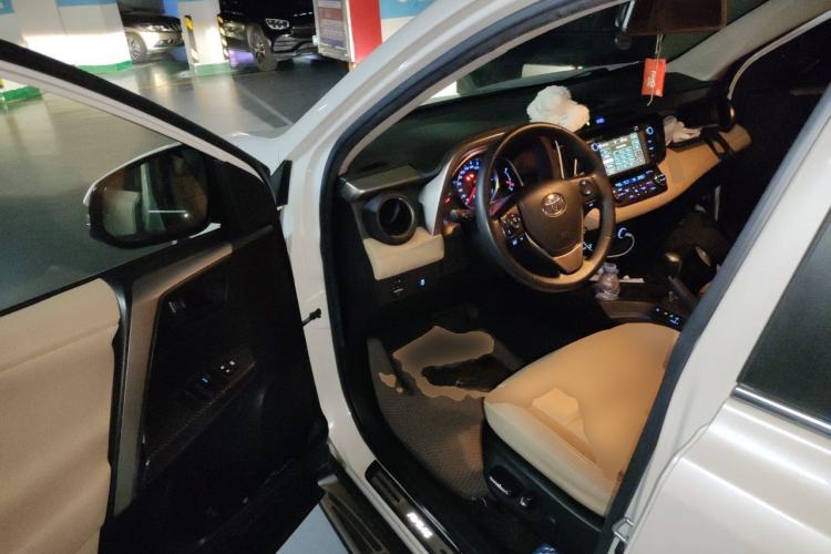 Used Toyota RAV4 2015 2.5L Automatic 4x4 Elite Edition Driver Seat