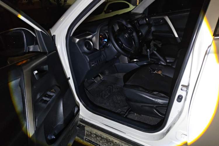 Used Toyota RAV4 2015 2.0L CVT Two-Wheel Drive Fashion Edition Driver Seat