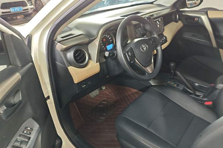 Used Toyota RAV4 2015 2.0L CVT Two-Wheel Drive Fashion Edition Driver Seat