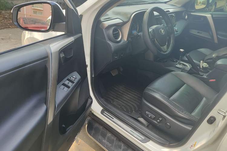 Used Toyota RAV4 2015 2.5L Automatic 4x4 Elite Edition Driver Seat
