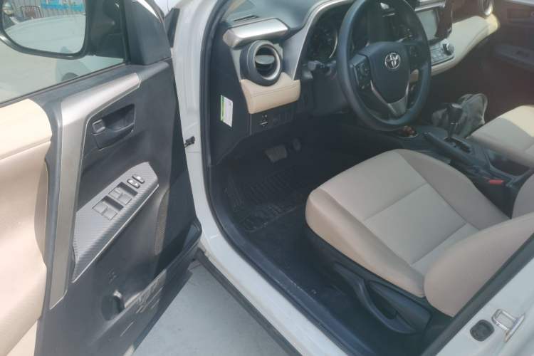 Used Toyota RAV4 2015 2.0L CVT Two-Wheel Drive Fashion Edition Driver Seat
