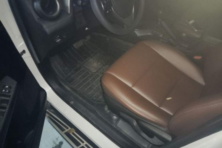 Used Toyota RAV4 2015 2.0L CVT Two-Wheel Drive Fashion Edition Driver Seat
