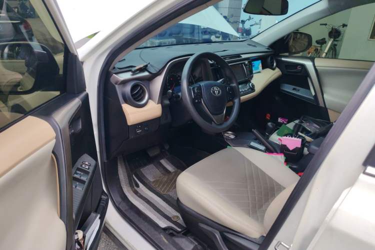 Used Toyota RAV4 2015 2.0L CVT Two-Wheel Drive Fashion Edition Driver Seat