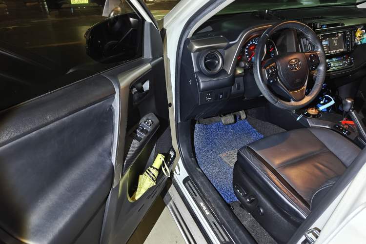 Used Toyota RAV4 2015 2.5L Automatic 4x4 Elite Edition Driver Seat