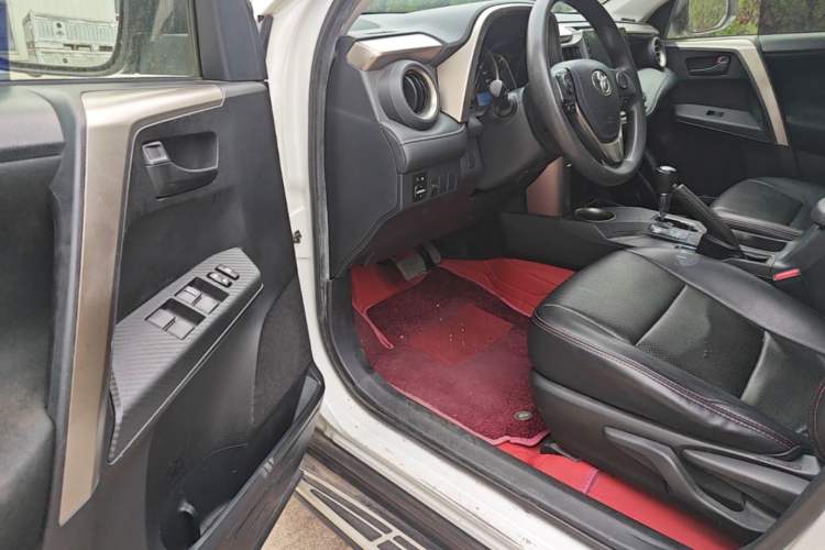 Used Toyota RAV4 2015 2.0L CVT Two-Wheel Drive Fashion Edition Driver Seat