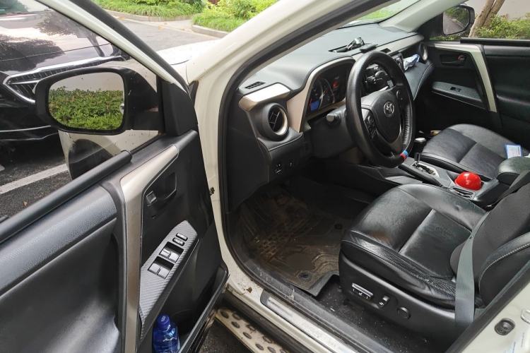 Used Toyota RAV4 2015 2.5L Automatic 4x4 Elite Edition Driver Seat