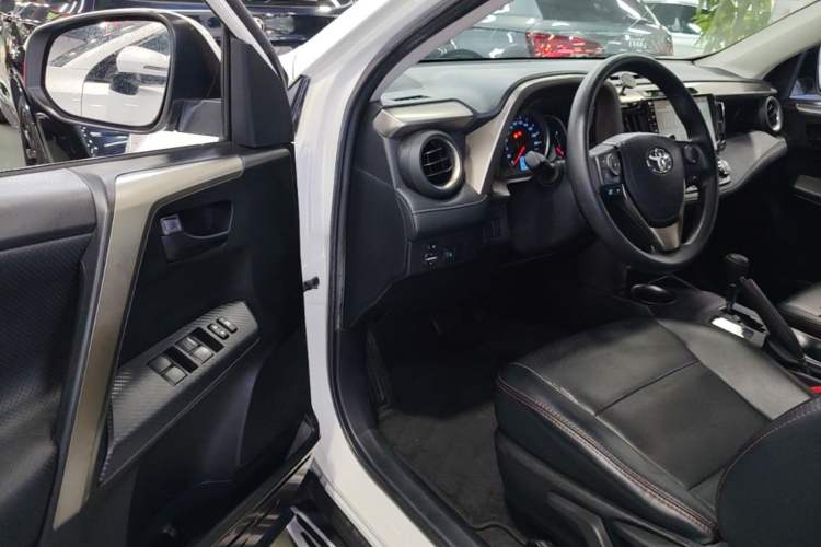 Used Toyota RAV4 2015 2.0L CVT Two-Wheel Drive Fashion Edition Driver Seat