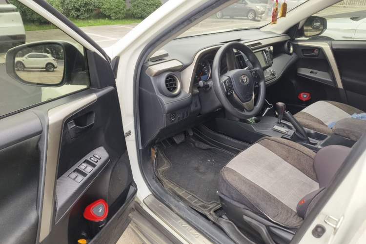 Used Toyota RAV4 2015 2.0L CVT Two-Wheel Drive Fashion Edition Driver Seat