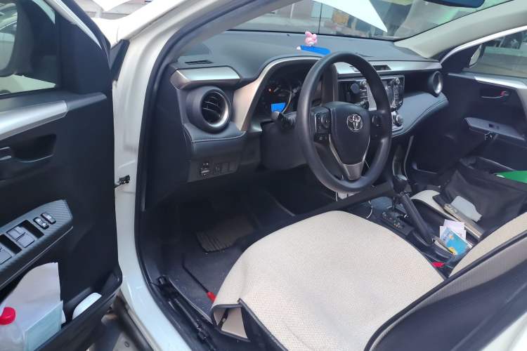 Used Toyota RAV4 2015 2.0L CVT Two-Wheel Drive Fashion Edition Driver Seat