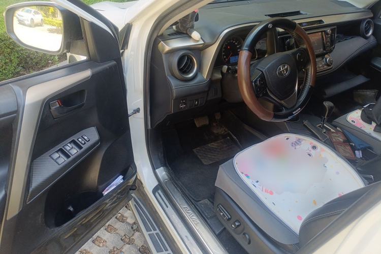 Used Toyota RAV4 2015 2.5L Automatic 4x4 Elite Edition Driver Seat