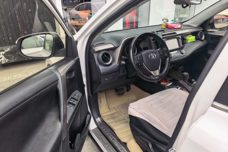 Used Toyota RAV4 2015 2.0L CVT Two-Wheel Drive Fashion Edition Driver Seat