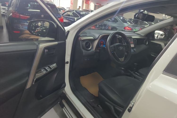 Used Toyota RAV4 2015 2.0L CVT Two-Wheel Drive Fashion Edition Driver Seat