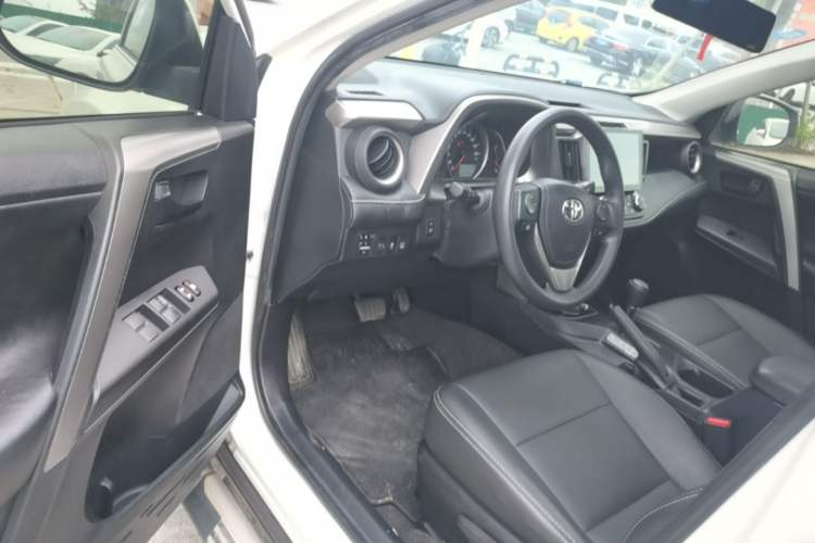 Used Toyota RAV4 2015 2.0L CVT Two-Wheel Drive Fashion Edition Driver Seat