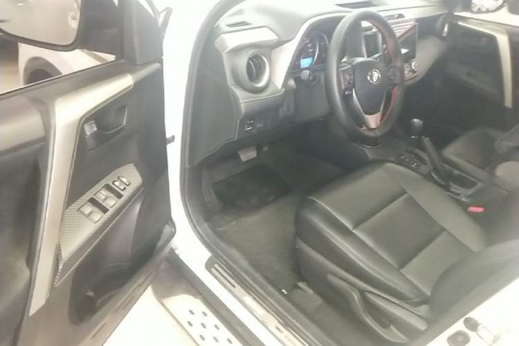 Used Toyota RAV4 2015 2.0L CVT Two-Wheel Drive Fashion Edition Driver Seat