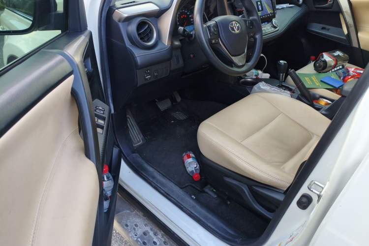 Used Toyota RAV4 2015 2.0L CVT Two-Wheel Drive Fashion Edition Driver Seat