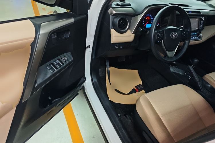 Used Toyota RAV4 2015 2.0L CVT Two-Wheel Drive Fashion Edition Driver Seat