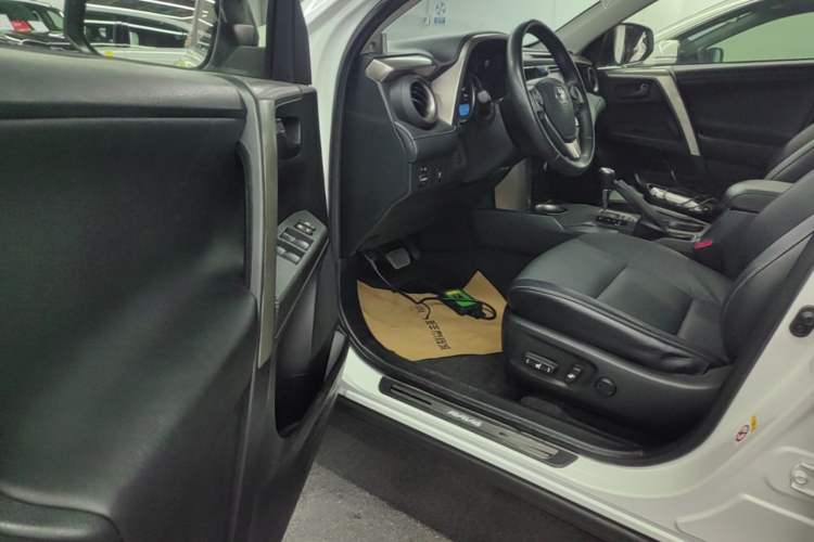 Used Toyota RAV4 2015 2.5L Automatic 4x4 Elite Edition Driver Seat