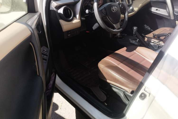 Used Toyota RAV4 2015 2.0L CVT Two-Wheel Drive Fashion Edition Driver Seat