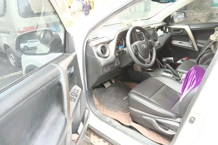 Used Toyota RAV4 2015 2.0L CVT Two-Wheel Drive Fashion Edition Driver Seat