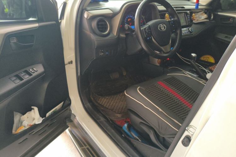 Used Toyota RAV4 2015 2.0L CVT Two-Wheel Drive Fashion Edition Driver Seat
